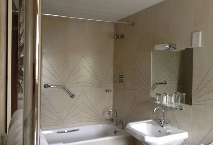 标准三人间, Riverbank House