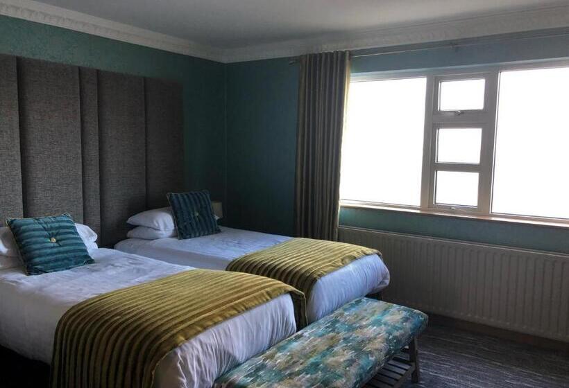 جناح عائلي, Royal Court