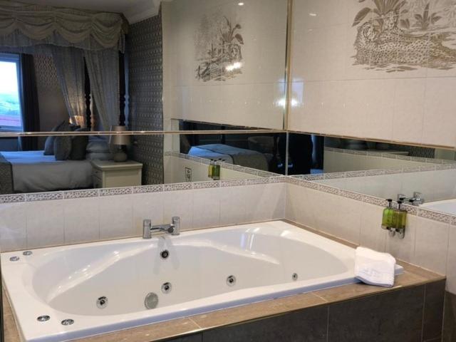 جناح بريميوم مطل علي البحر, Royal Court