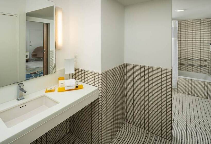 带双人床的标准工作室, Royal Palm South Beach Miami, A Tribute Portfolio Resort