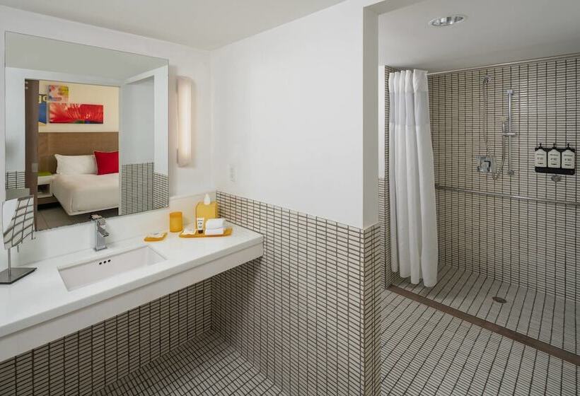 带双人床的标准工作室, Royal Palm South Beach Miami, A Tribute Portfolio Resort
