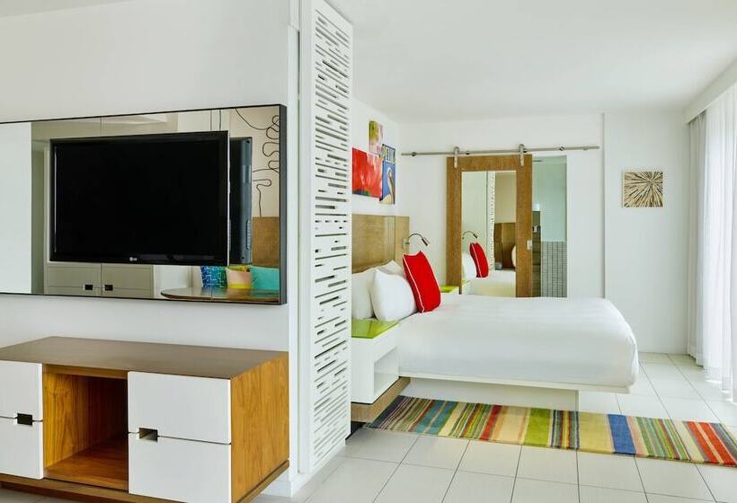 带双人床的标准工作室, Royal Palm South Beach Miami, A Tribute Portfolio Resort