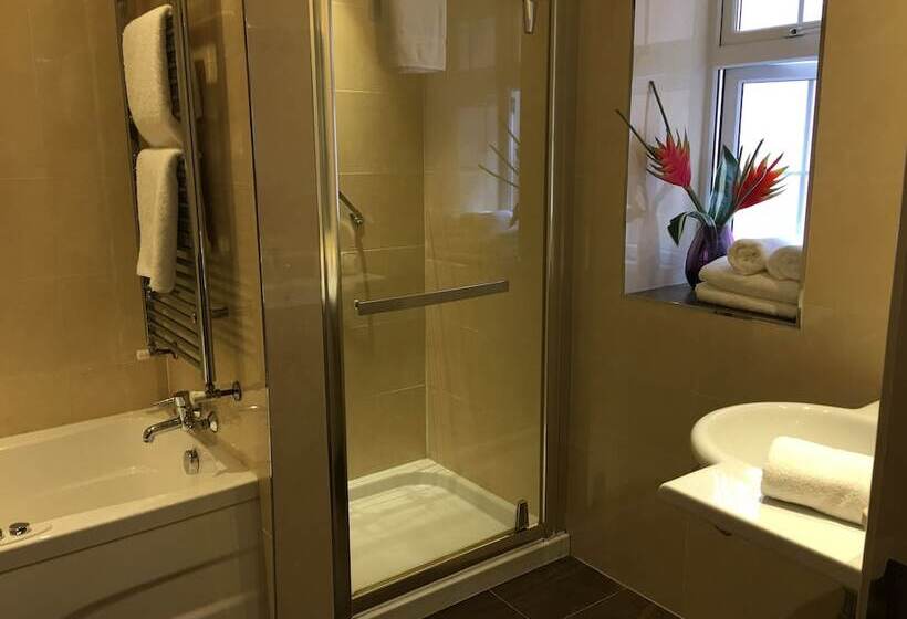 חדר משפחתי, The Fairview Boutique