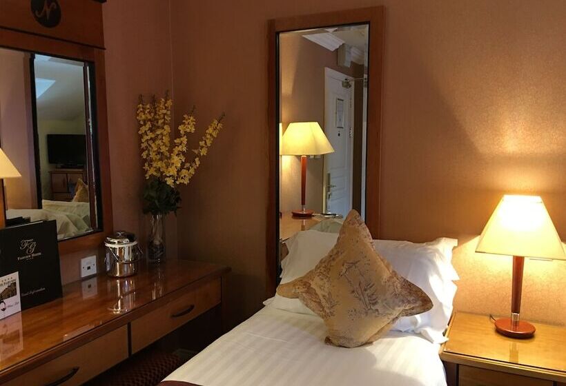 חדר משפחתי, The Fairview Boutique