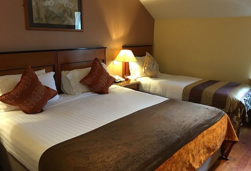 חדר משפחתי, The Fairview Boutique