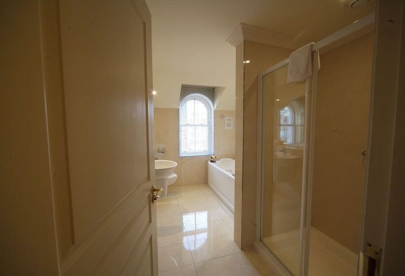 חדר אקזקיוטיב, The Fairview Boutique