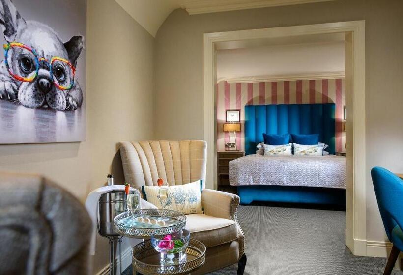 جناح, The Victoria