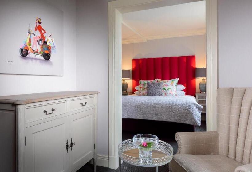 جناح, The Victoria