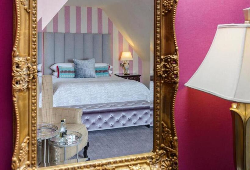 جناح, The Victoria