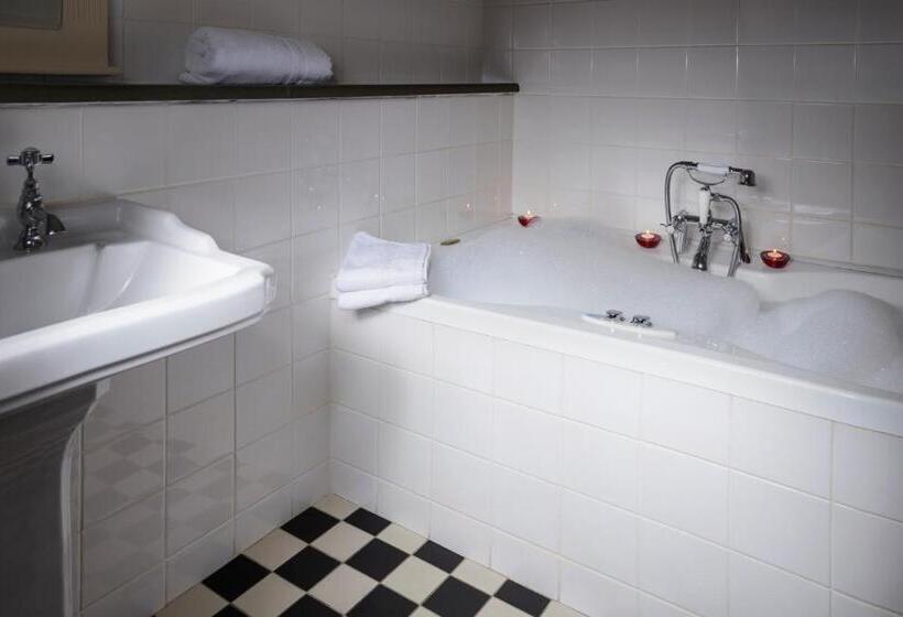 جناح, The Victoria