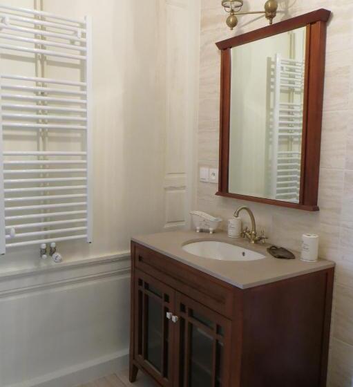 Номер Deluxe, Le Bailli De Montsaugeon