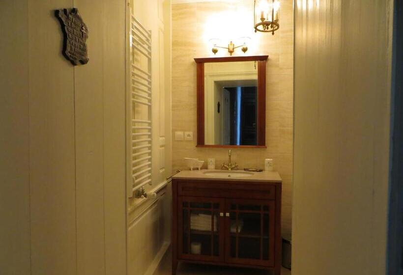 Номер Deluxe, Le Bailli De Montsaugeon