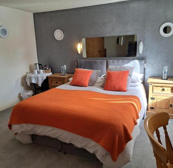 חדר משפחתי, The Ship Inn