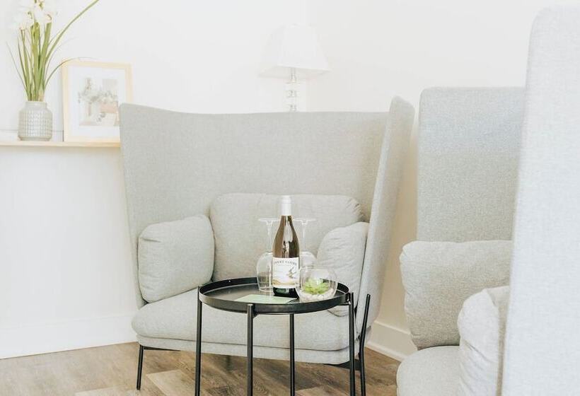 Lakosztály, Naramata Courtyard Suites