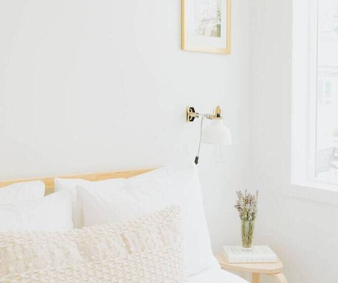 Люкс, Naramata Courtyard Suites
