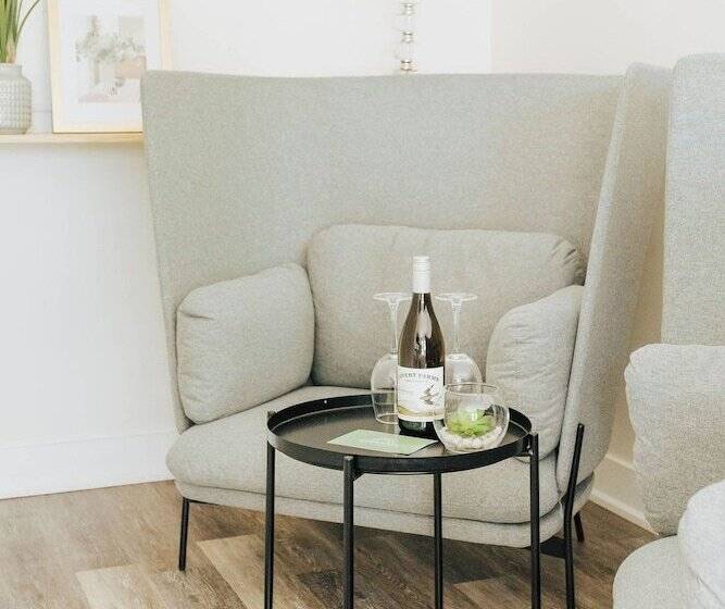 Lakosztály, Naramata Courtyard Suites