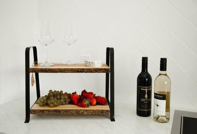 Deluxe Bungalow, Naramata Courtyard Suites