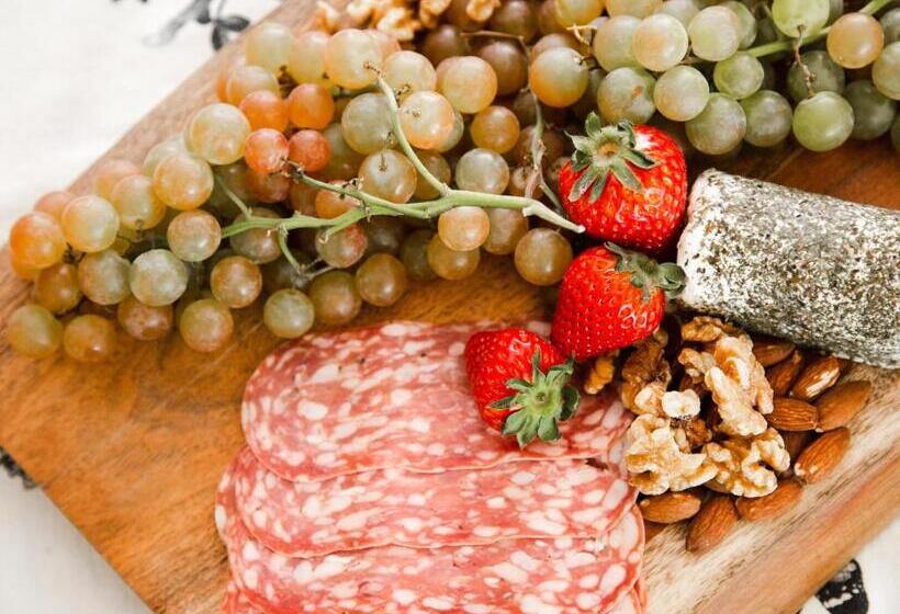 Deluxe Bungalow, Naramata Courtyard Suites