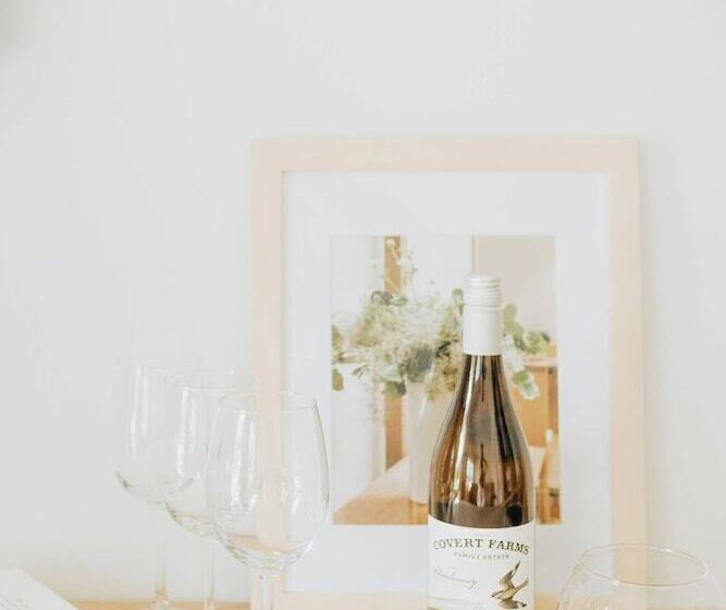 Lakosztály, Naramata Courtyard Suites