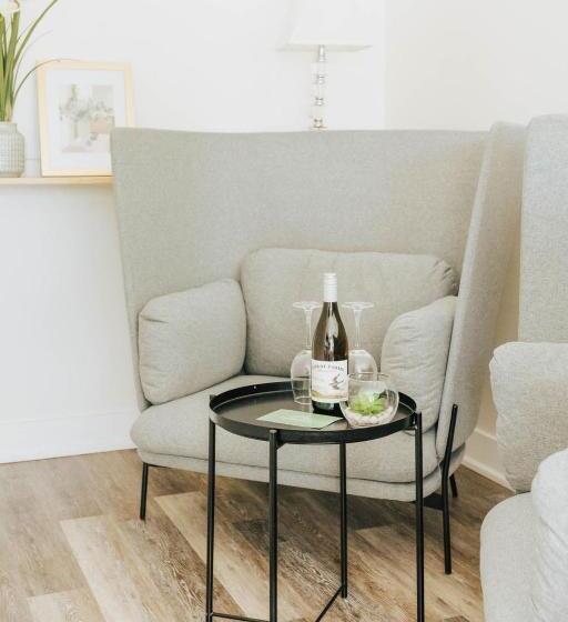 Lakosztály, Naramata Courtyard Suites