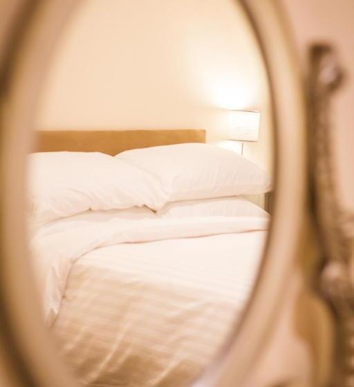 اتاق لوکس, Fair Oak House Exeter Airport