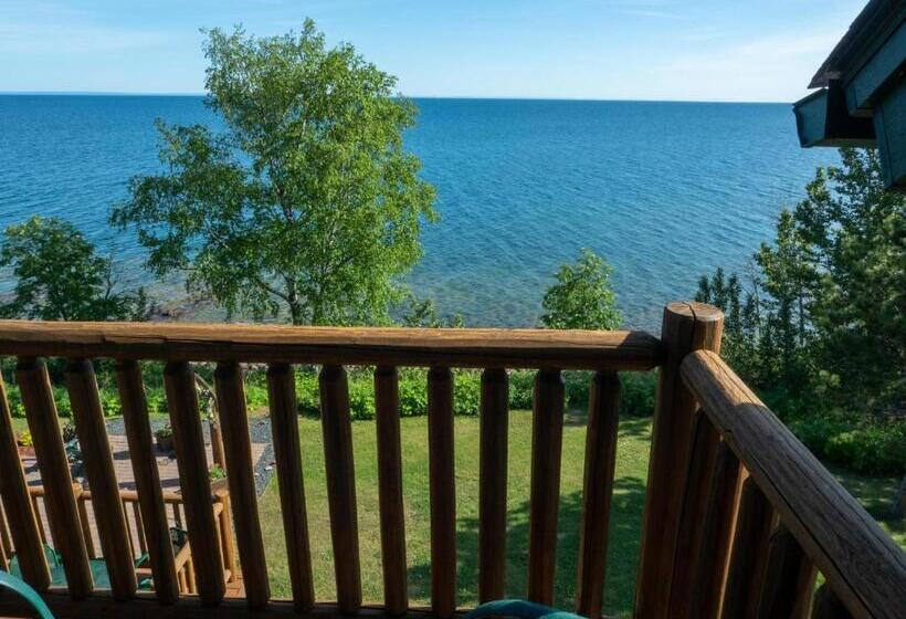 جناح مطل على البحيرة, Grand Superior Lodge