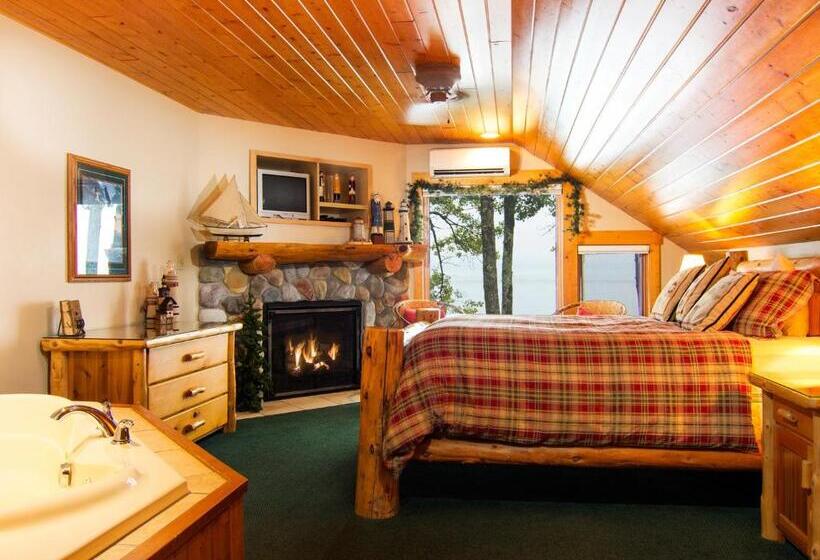 Suite with lake view, Grand Superior Lodge