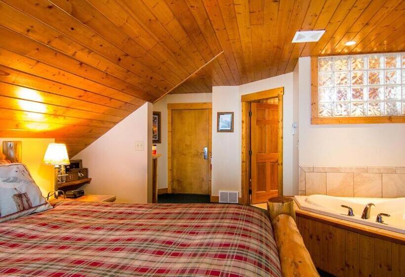 Suite with lake view, Grand Superior Lodge