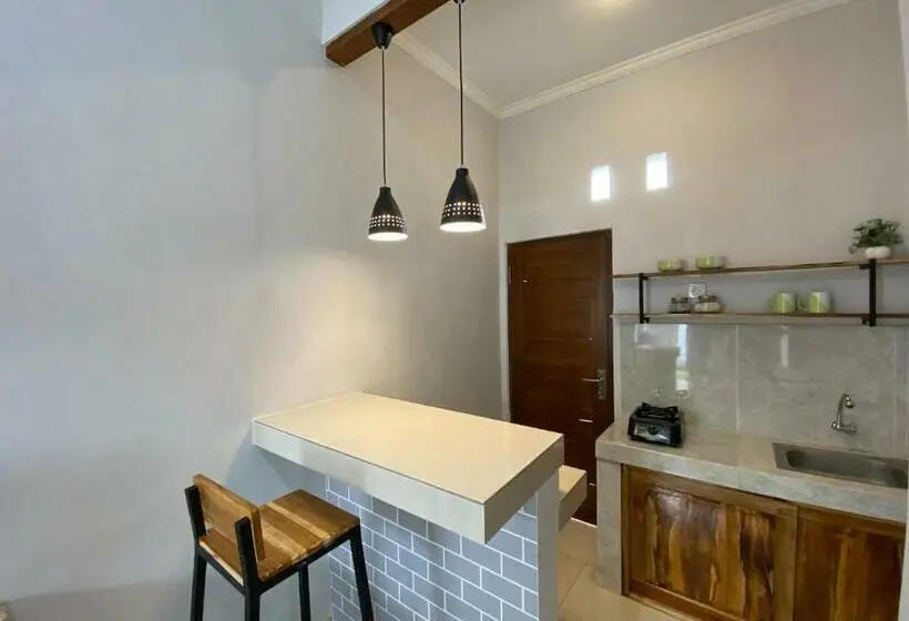 スタンダードスタジオ, Lagriya Guest House