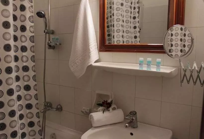 Standard Kolmen Hengen Huone, Famissi