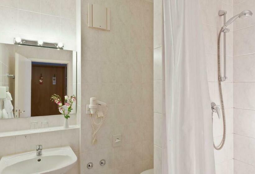 اتاق استاندارد سه نفره, Good Morning + Berlin City East