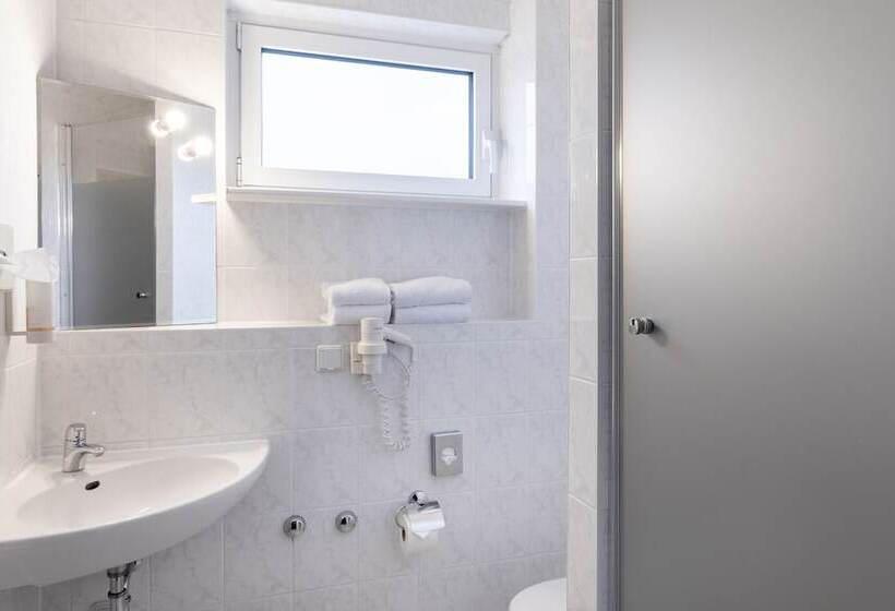 اتاق استاندارد سه نفره, Good Morning + Berlin City East