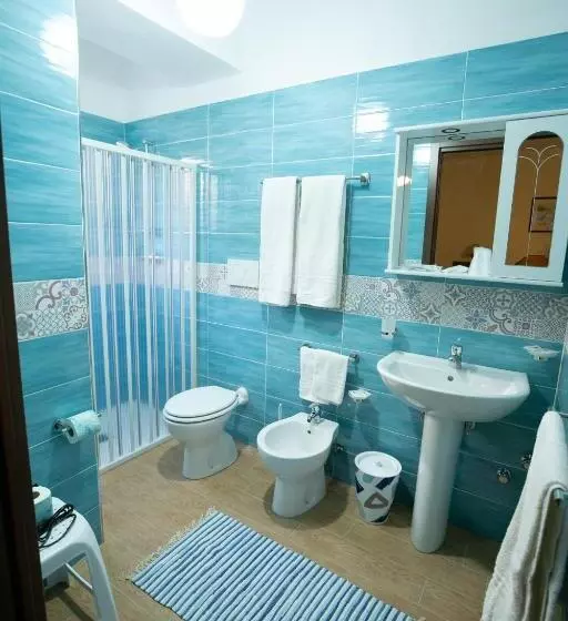 اتاق استاندارد سه نفره, La Riva