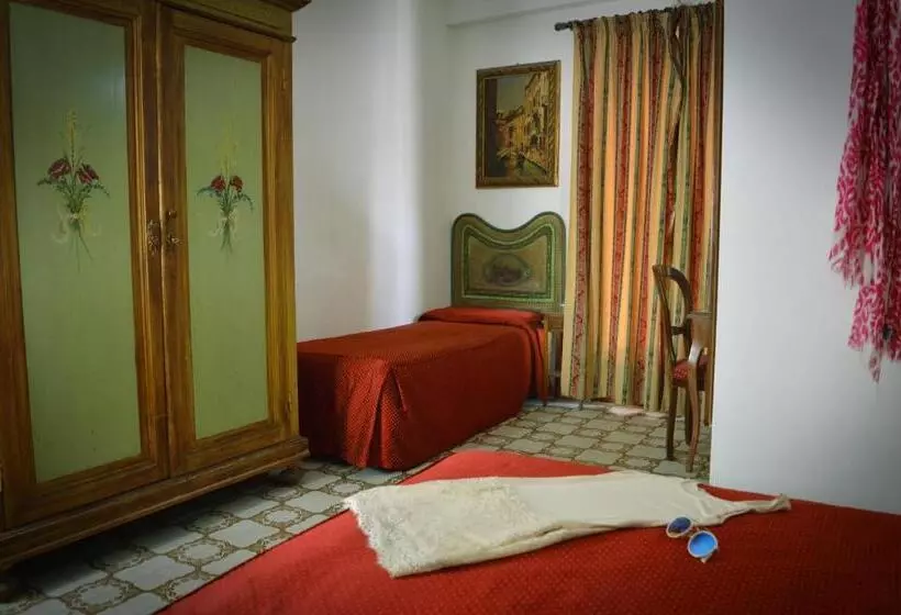 اتاق استاندارد سه نفره, La Riva