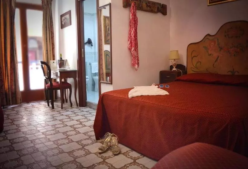 اتاق استاندارد سه نفره, La Riva