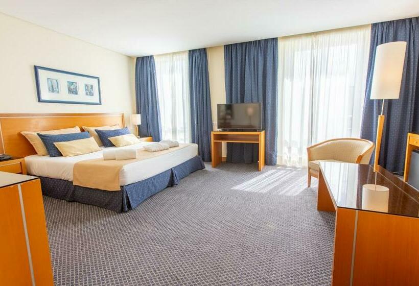 주니어 스위트, Ms Vila Nova