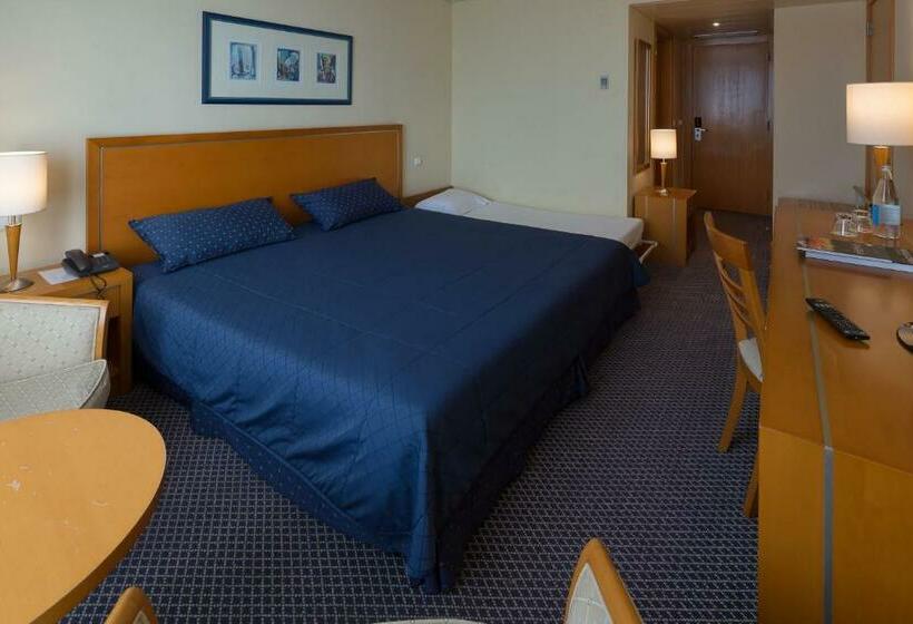 패밀리 룸, Ms Vila Nova