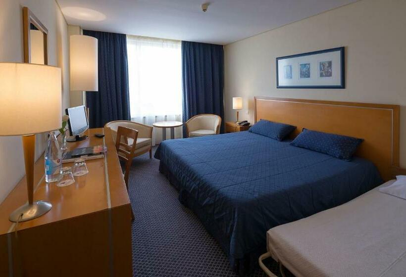 패밀리 룸, Ms Vila Nova