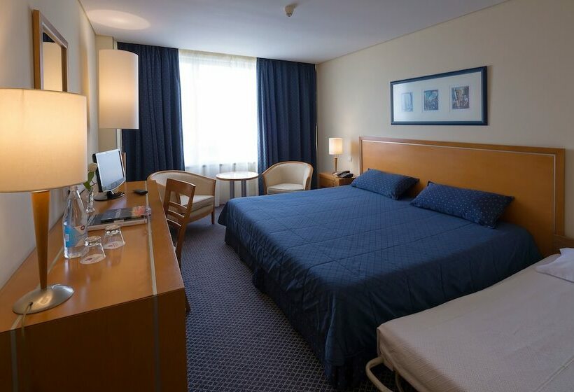 패밀리 룸, Ms Vila Nova