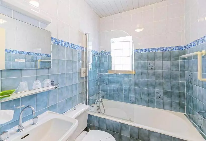 Standard Neljän Hengen Huone, Logis Hôtel De France