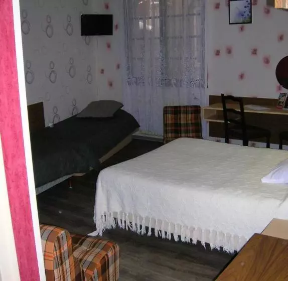 Standard Neljän Hengen Huone, Logis Hôtel De France