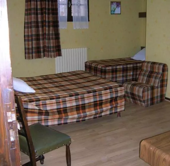 Standard Neljän Hengen Huone, Logis Hôtel De France