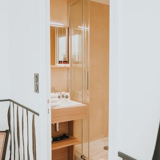 标准三人间, Hôtel De La Marine