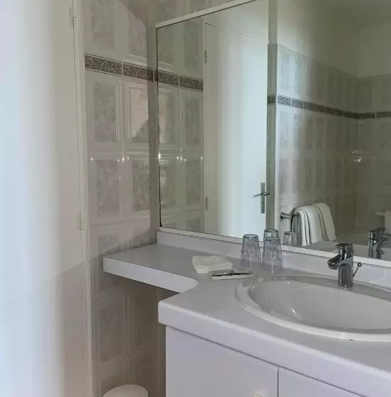 اتاق لوکس با چشم‌انداز دریا, Hôtel De La Pointe Du Grouin