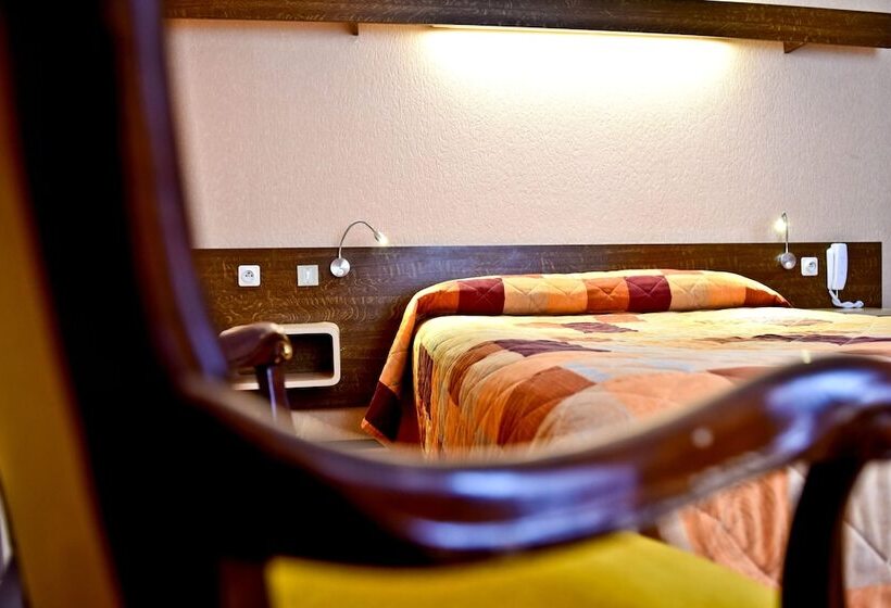 غرفة قياسية, Logis Hôtel De France