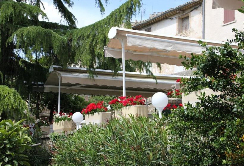 Номер Комфорт, Logis Hôtel Restaurant Les Géraniums