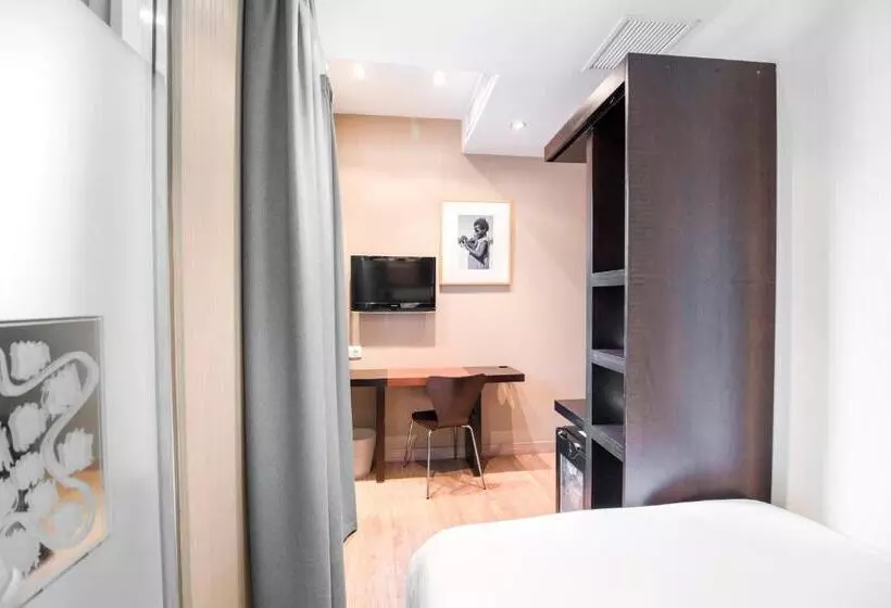 اتاق استاندارد یک نفره, Petit Palace Plaza De La Reina