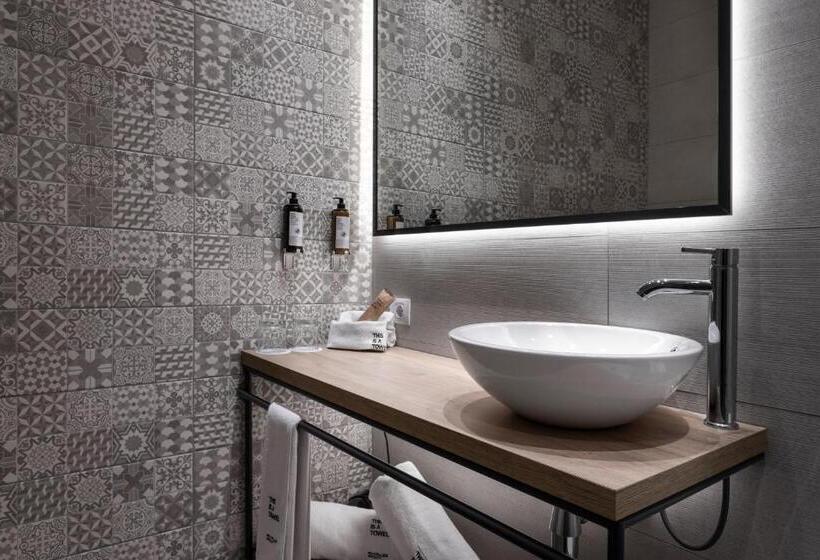 اتاق استاندارد سه نفره, Petit Palace Plaza De La Reina