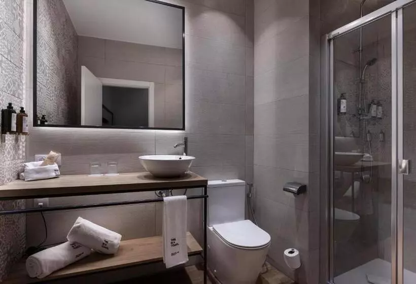اتاق پنج‌تخته استاندارد, Petit Palace Plaza De La Reina