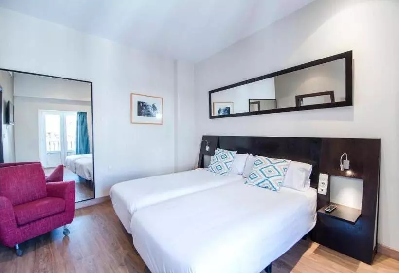 اتاق پنج‌تخته استاندارد, Petit Palace Plaza De La Reina
